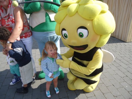 ester wordt vriendjes met maya