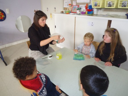 voelzakje maken met gel en parels. Camille op bezoek in de klas.