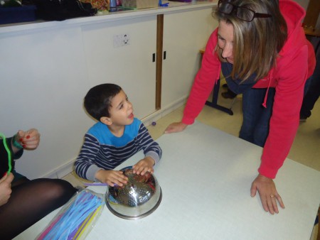 fijne motoriek: pijperagers in een vergiet stoppen