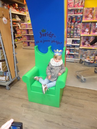 Ester is bijna jarig en mocht op de bel drukken 